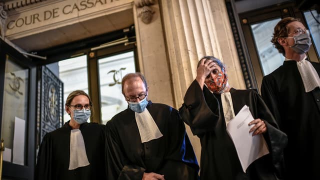 L'avocat de la femme transgenre et de l'avocat des associations LGBT au palais de Justice à Paris.