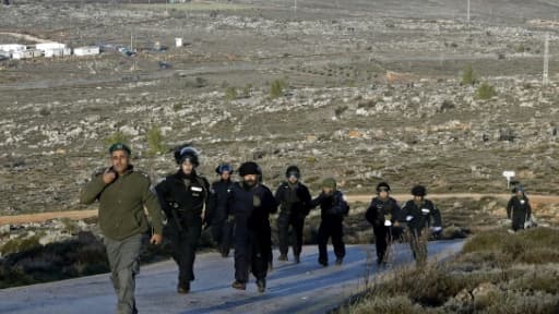 Des soldats israéliens déployés le 1er février 2017 au bas de la colline d'Amona
