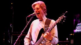 Le bassiste Phil Lesh, un des fondateurs du groupe de rock psychédélique américain Grateful Dead, en 2009 lors d'un concert dans le New Jersey