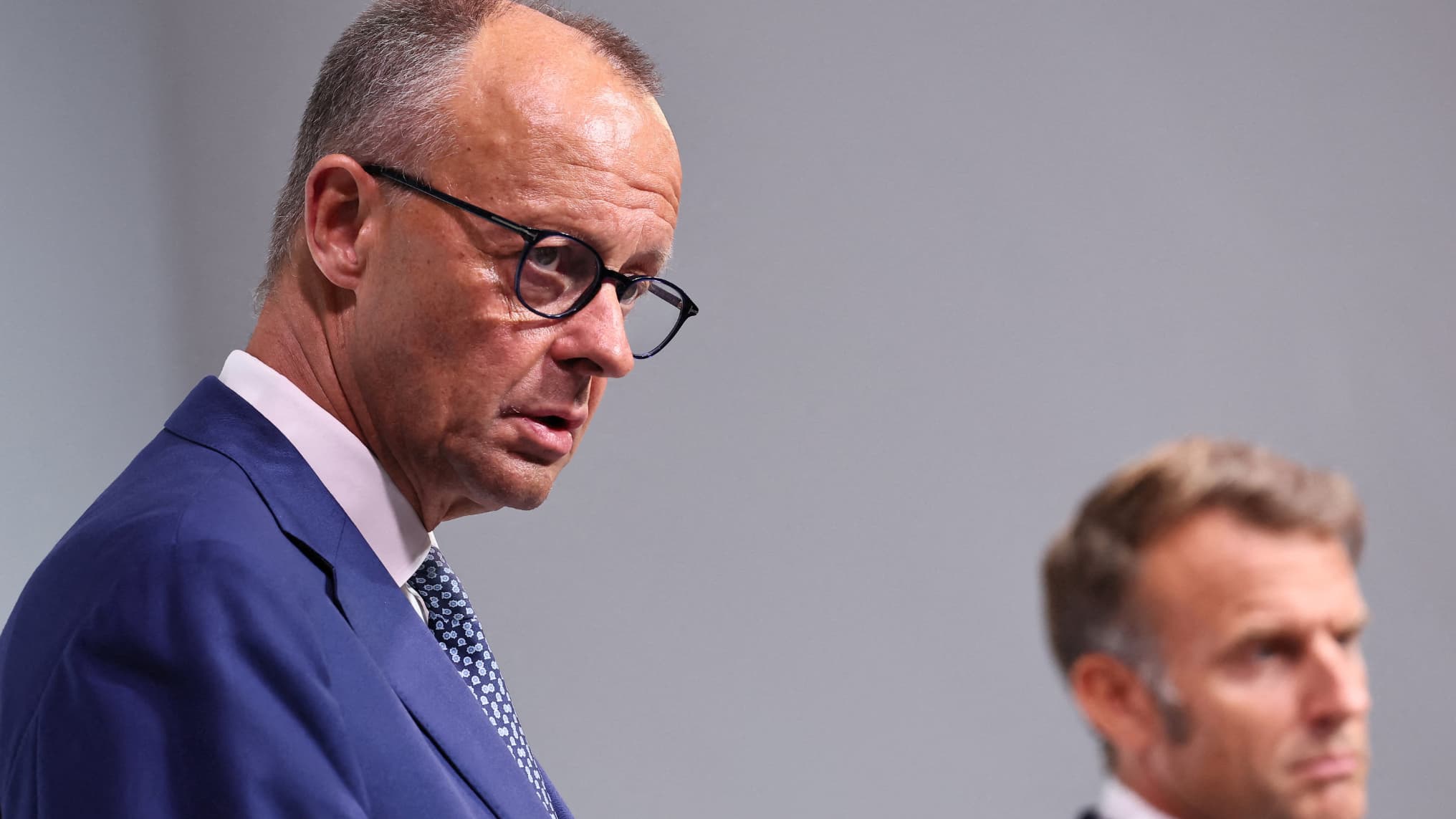 "NOUS SUIVONS DE TRÈS PRÈS LA SITUATION": FRIEDRICH MERZ SE DIT "UN PEU PRÉOCCUPÉ" PAR LE CONTEXTE POLITIQUE EN FRANCE