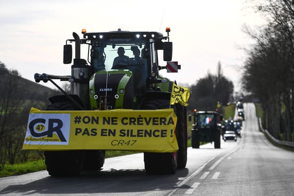 Des agriculteurs conduisent des tracteurs en convoi, après les appels du syndicat Coordination rurale à bloquer le marché de Rungis, à Villeneuve-sur-Lot, le 29 janvier 2024.