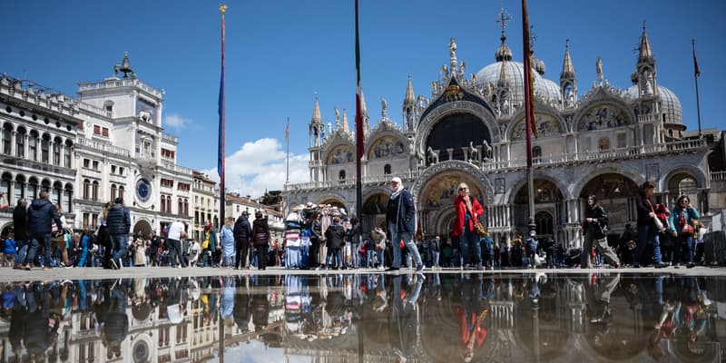 Des touristes à Venise, le 25 avril 2024