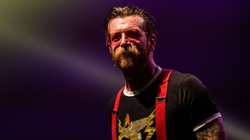 Jesse Hughes en concert avec les Eagles of Death Metal au Forest National à Bruxelles le 25 février 2016