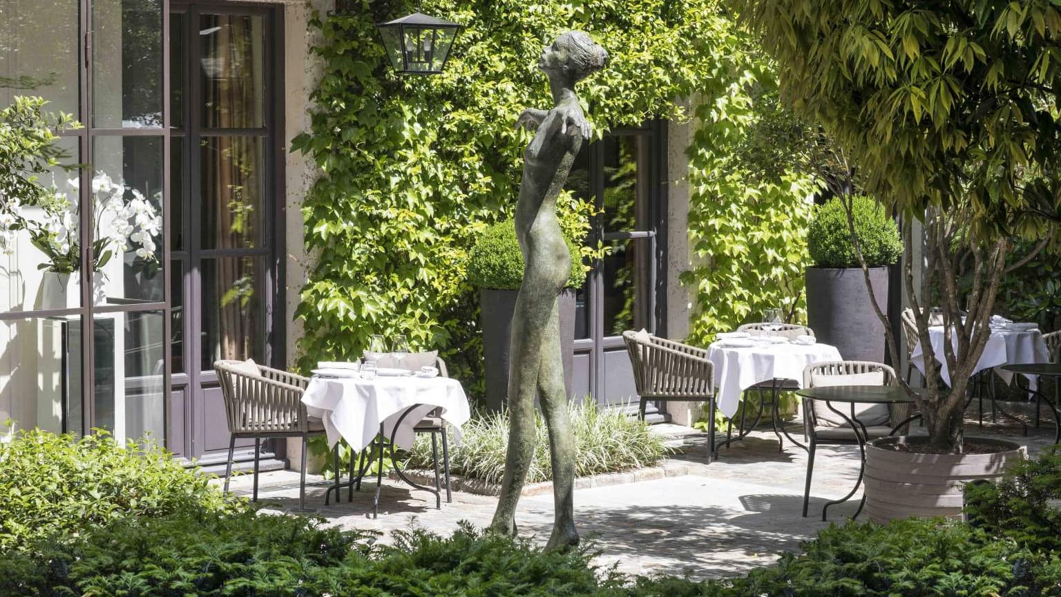 La terrasse de l'hôtel du Pavillon de la Reine.