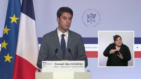 Le porte-parole du gouvernement, Gabriel Attal, tient un point presse à l'issue du Conseil des ministres, le 27 octobre 2021.