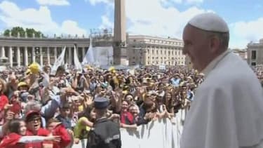 Le pape place Saint-Pierre pour la célébration de la messe de la Pentecôte, dimanche.
