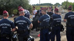 Les policiers hongrois bloquent le passage à la frontière le 14 septembre 2015