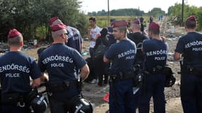 Les policiers hongrois bloquent le passage à la frontière le 14 septembre 2015