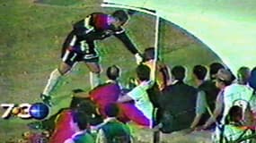 José Luis Chilavert frappe Faustino Asprilla en 1997