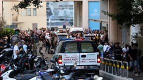 Une ambulance transporte des blessés vers le centre médical de l'université américaine de Beyrouth, le 17 septembre 2024, après que des explosions ont touché plusieurs bastions du Hezbollah au Liban.