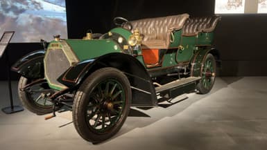 Une voiture Humber Beeston de 1911 ayant appartenu à la famille princière de Monaco, exposée le 13 avril 2024 au musée national de l'automobile de Mulhouse (Haut-Rhin).