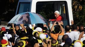 Benoît XVI à son arrivée sur la place de la Révolution, à la Havane, où il a prononcé une messe en plein air devant 300.000 personnes. Le pape a quitté mercredi La Havane au terme d'une visite de trois jours à Cuba où il a multiplié les appels au changeme