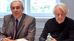 Les professeurs Bernard Debré et Philippe Even, lors d'un débat à Paris, le 23 octobre 2012
