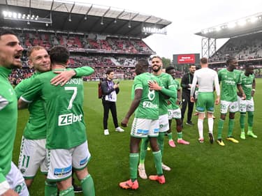 La joie des joueurs de Saint-Etienne qui ont validé la remontée en Ligue 1, 2 juin 2024