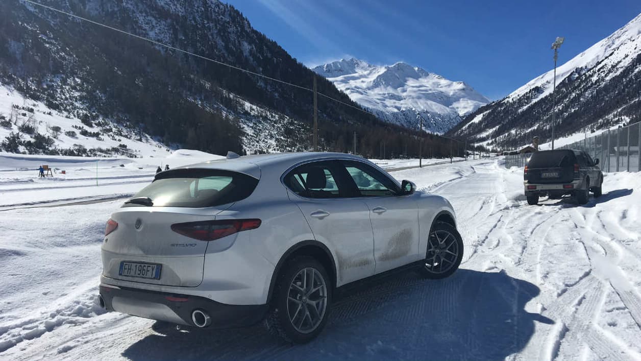 Caméra de recul, alerte au changement de voie, freinage automatique avec détection de piétons, le Stelvio embarque toutes les aides à la conduite demandées sur ce segment. Caméra de recul, alerte au changement de voie, freinage automatique avec détection de piétons, le Stelvio embarque toutes les aides à la conduite demandées sur ce segment.