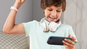 Un enfant utilise le téléphone portable VTech KidiCom Advance 3.0
