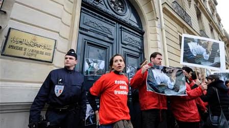 Des militants de Reporters sans frontières manifestent devant l'ambassade d'Egypte à Paris pour protester contre les violences subies par les journalistes qui rendent compte de la crise égyptienne. /Photo prise le 4 février 2011/REUTERS/Gonzalo Fuentes