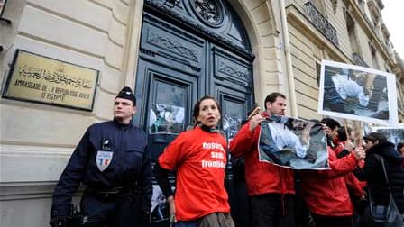 Des militants de Reporters sans frontières manifestent devant l'ambassade d'Egypte à Paris pour protester contre les violences subies par les journalistes qui rendent compte de la crise égyptienne. /Photo prise le 4 février 2011/REUTERS/Gonzalo Fuentes