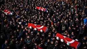 Des cercueils transportant les dépouilles de victimes de l'attentat d'Istanbul sont portés par la foule, le 11 décembre. 