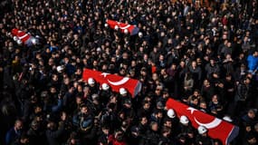 Des cercueils transportant les dépouilles de victimes de l'attentat d'Istanbul sont portés par la foule, le 11 décembre. 