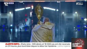 Le pape François donne une bénédiction "Urbi et Orbi à face à la place Saint-Pierre, vide 