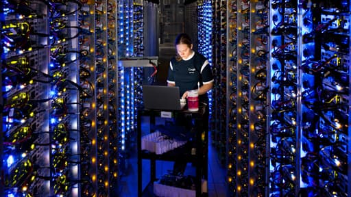 Denise Harwood diagnostique une surchauffe du processeur dans un Data Center appartenant à Google, dans l'Oregon.