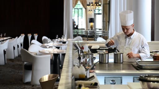 Un cuisinier au restaurant "La Scène" à Paris le 22 mai 2013.