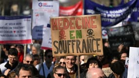 Manifestation des médecins près des Invalides et du ministère de la Santé à Paris, le 14 février 2023.