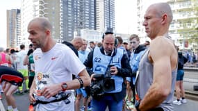Arjen Robben (à droite, en gris) a couru le marathon de Rotterdam dimanche