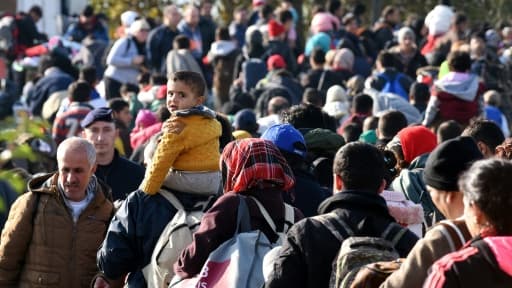Des migrants et réfugiés attendent à la frontière entre la Croatie et la Slovénie, le 25 octobre 2015 à Kljuc Brdovecki, en Croatie