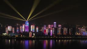 Wuhan fête la fin du confinement en illuminant ses gratte-ciel