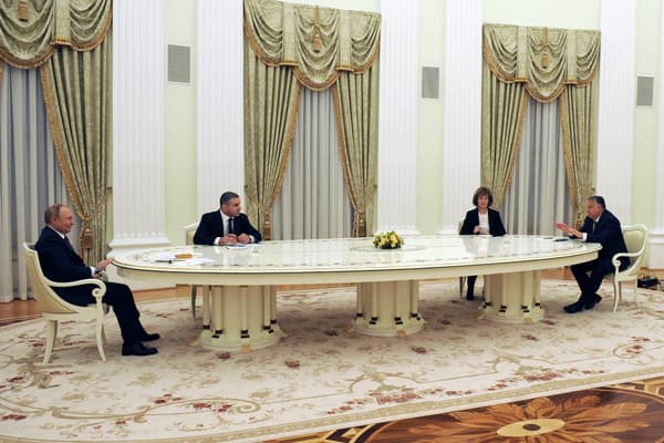 Reconecte-se com Vladimir Poutine e Viktor Orban em 1º de fevereiro de 2022 em Moscou 