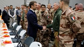 Emmanuel Macron après des militaires français de l'opération Chammal en Jordanie, le 21 décembre 2023
