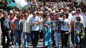 Des membres de la famille dont la mère du disparu Valérie Lance (au centre), le beau-père Daniel Lance, et le créateur de la page Facebook et organisateur de la marche Kevin Duarte participent, le 2 juillet 2011 à Pau, aux côtés de quelque 4.300 personnes, à une marche blanche en hommage à Alexandre Junca, l'adolescent disparu à Pau le 4 juin 2011. 