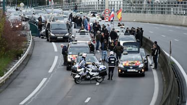 Depuis ce matin, des centaines de taxis venus de toute la France et de quelques pays d'Europe bloquent la ville rose. Ils réclament entre autres, la fin du statut de VTC.