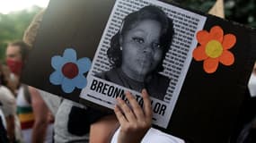 Le portrait de Breonna Taylor, tuée par la police en mars, lors d'une manifestation contre le racisme, le 3 juin 2020 à Denver