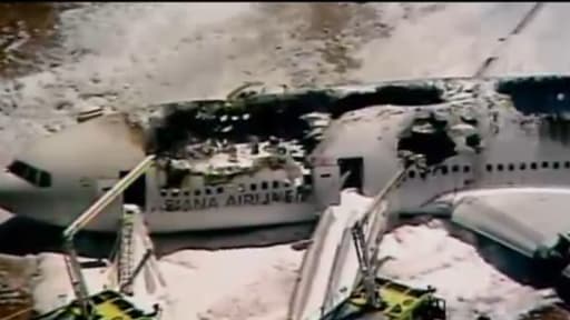 La carcasse de l'avion, après le crash et l'incendie, à San Francisco.