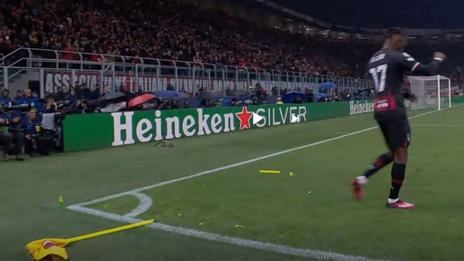 Le poteau de corner brisé par Rafael Leao après une occasion manquée face à Naples (1-0)