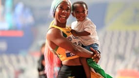 Shelly-Ann Fraser-Pryce avec son fils Zion après sa victoire en finale du 100 mètres féminin des Mondiaux de Doha