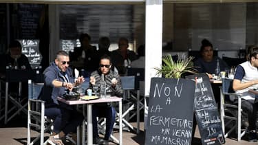 Une terrasse d'un bar marseillais