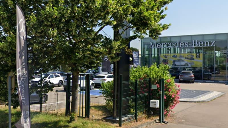 Le parking de la concession Mercedes à Évreux, dans l'Eure.