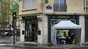 Un homme se fait tester au Covid-19 sous une tente devant une pharmacie, le 1er avril 2022 à Paris