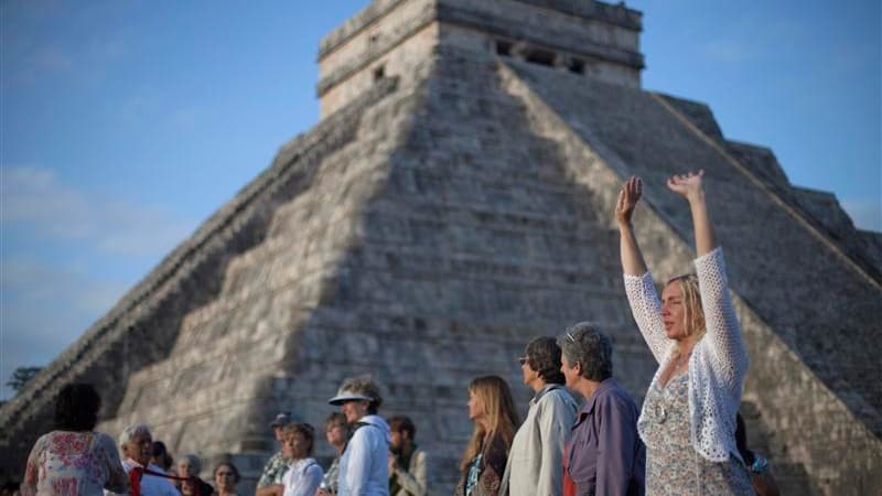 Le soleil s'est levé vendredi sur les ruines des anciennes cités mayas du sud du Mexique, comme ici à Chichen Itza, où des groupes de mystiques, de hippies et de touristes venus du monde entier se sont donnés rendez-vous pour célébrer le début d'une "ère