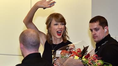 La chanteuse américaine Taylor Swift à son arrivée le 3 mai 2015 à l'aéroport de Narita, près de Tokyo