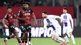 Lionel Messi au duel avec Terem Moffi lors de Nice-PSG, le 8 avril 2023.