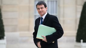 Manuel Valls à l'entrée d'un Conseil des ministres. Le ministre de l'Intérieur a assuré que Frigide Barjot serait "protégée", après les menaces qu'elle a reçues.