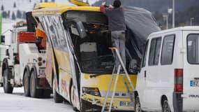 Le bus scolaire est recouvert après s'être accidenté à Montbenoît dans le Doubs le 10 février 2016.