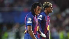 Jules Koundé tête basse avec Lamine Yamal pendant un match du FC Barcelone, le 22 octobre 2025