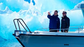 Le roi Frederik X du Danemark avec le Premier ministre du Groenland Jens-Frederik Nielsen, dans le fjord de Nuuk au Groenland. 