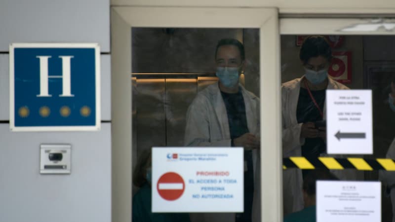 Des soignants portent des masques dans un hôtel de Madrid.